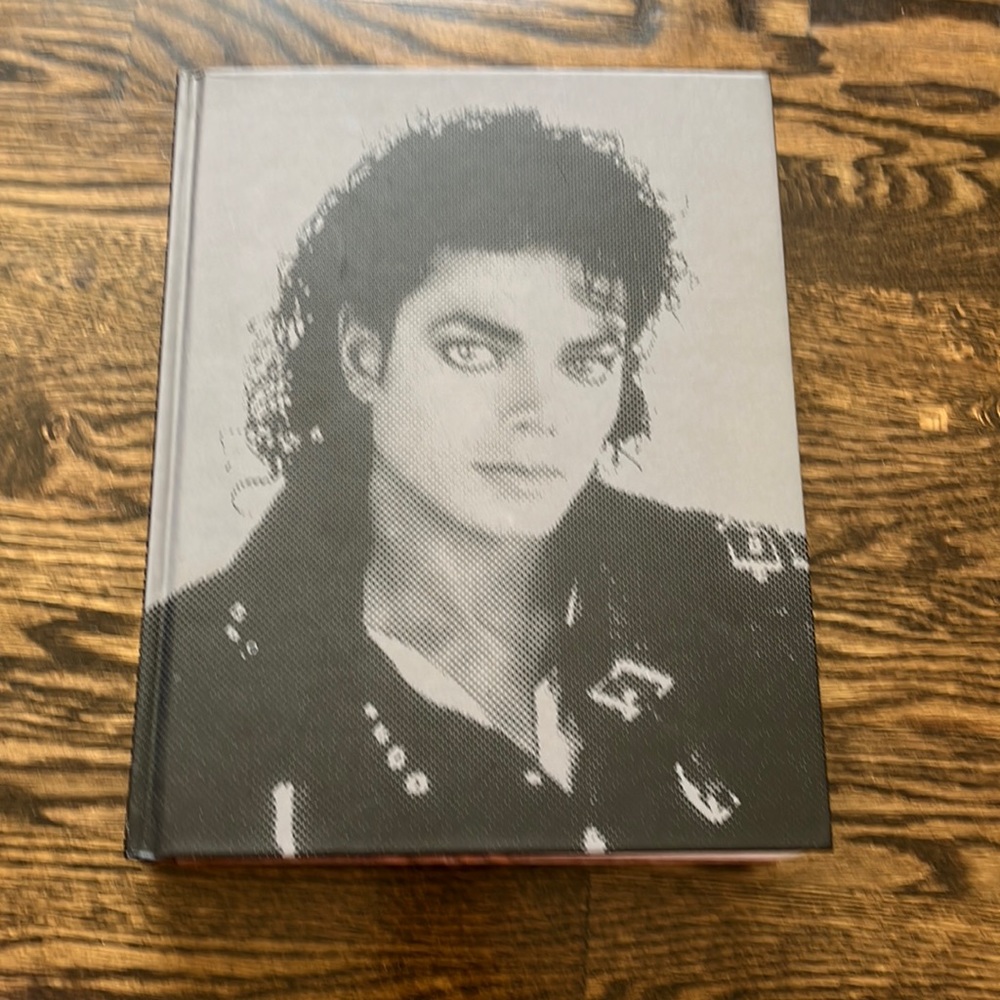 Micheal Jackson 609 page book